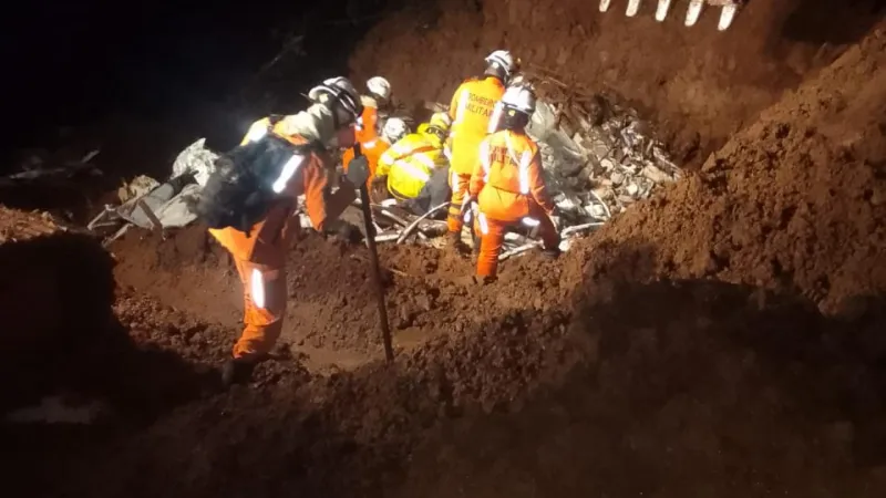 Bombeiros baianos encontram três corpos e resgatam cerca de 90 pessoas no Rio Grande do Sul