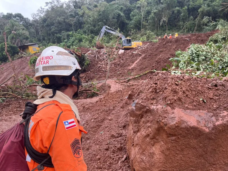 Bombeiros baianos encontram três corpos e resgatam cerca de 90 pessoas no Rio Grande do Sul