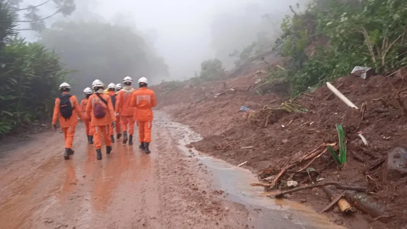 Bombeiros baianos encontram três corpos e resgatam cerca de 90 pessoas no Rio Grande do Sul