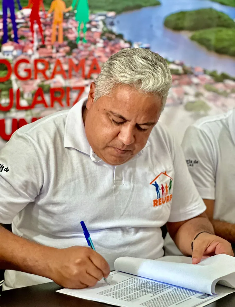 Regularização Fundiária - Beneficiando mais de 80 famílias, Prefeitura de Alcobaça realiza entrega de títulos de propriedade para moradores bairro Bahia Flor 