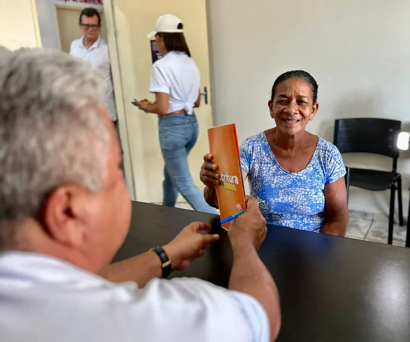 Regularização Fundiária - Beneficiando mais de 80 famílias, Prefeitura de Alcobaça realiza entrega de títulos de propriedade para moradores bairro Bahia Flor 