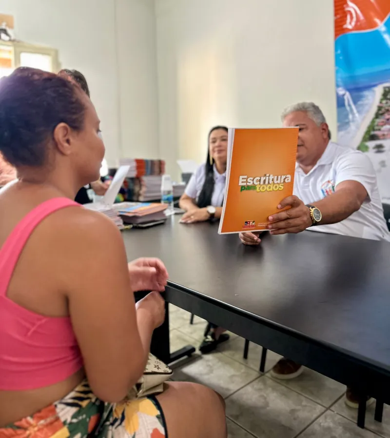 Regularização Fundiária - Beneficiando mais de 80 famílias, Prefeitura de Alcobaça realiza entrega de títulos de propriedade para moradores bairro Bahia Flor 