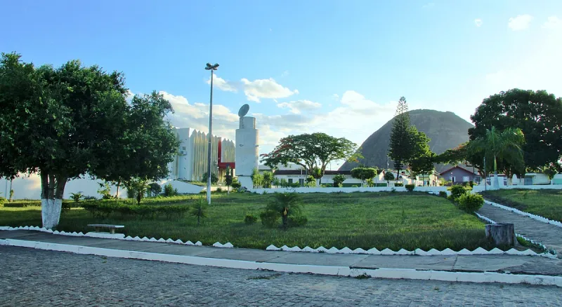  Prefeitura e Governador Jerônimo inauguram pavimentações e anunciam investimentos em infraestrutura e saúde em Lajedão