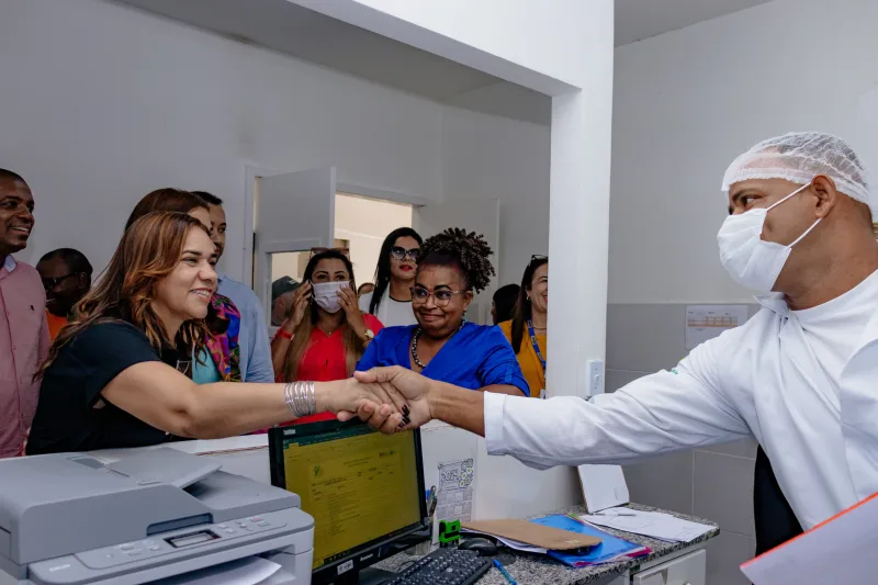 Secretária de Saúde do Estado da Bahia e o Prefeito de Prado vistoriam as obras de ampliação do novo Hospital Municipal