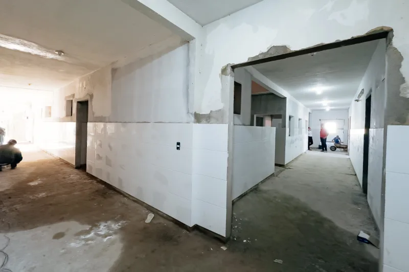 Secretária de Saúde do Estado da Bahia e o Prefeito de Prado vistoriam as obras de ampliação do novo Hospital Municipal