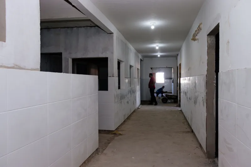 Secretária de Saúde do Estado da Bahia e o Prefeito de Prado vistoriam as obras de ampliação do novo Hospital Municipal