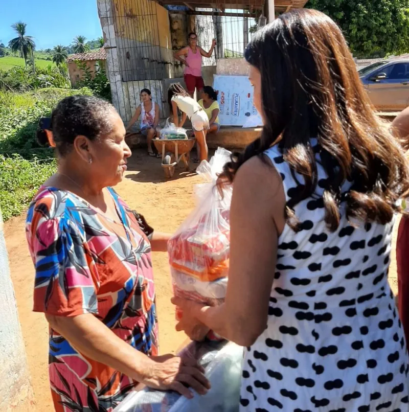 Assistência Social: Prefeitura de Medeiros Neto distribui kits para famílias de Nova Zelândia e Água Limpa