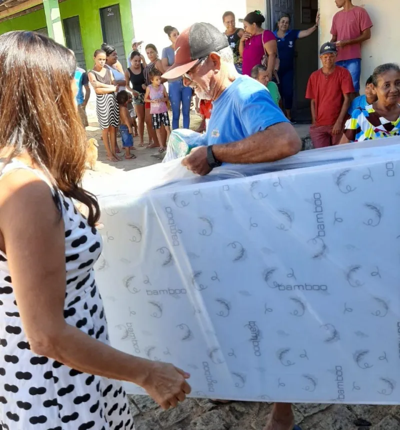 Assistência Social: Prefeitura de Medeiros Neto distribui kits para famílias de Nova Zelândia e Água Limpa