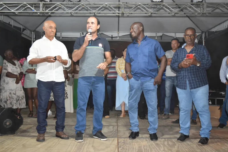 Prefeito Calixto Ribeiro inaugura praça na comunidade quilombola de Vila Juazeiro