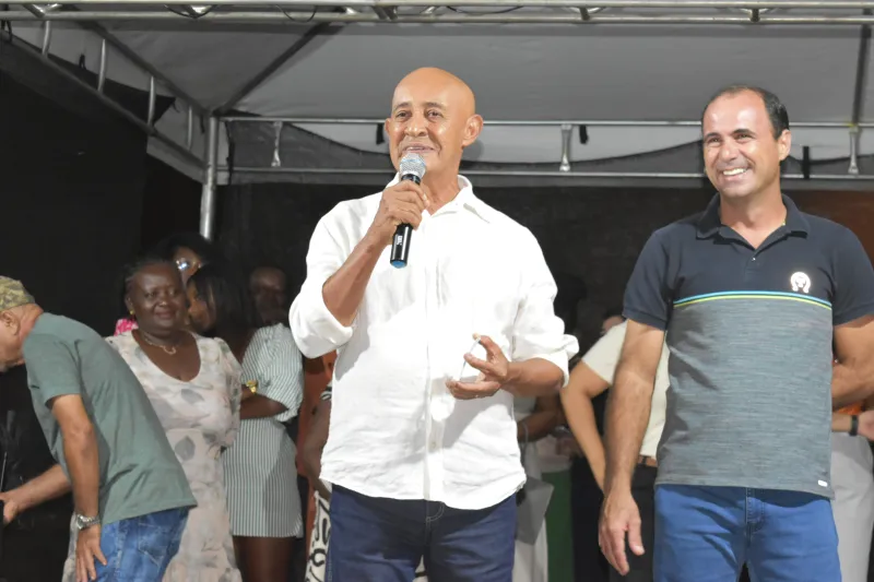 Prefeito Calixto Ribeiro inaugura praça na comunidade quilombola de Vila Juazeiro