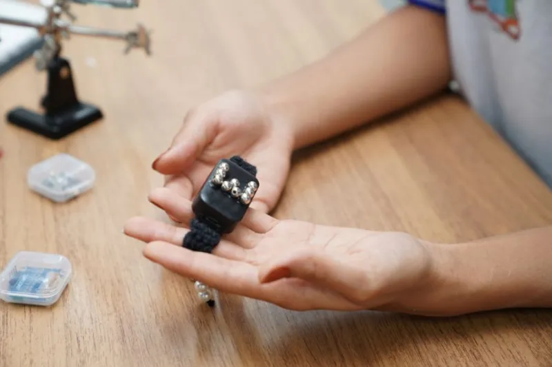 Jovens baianas desenvolvem pulseira localizadora para neurodivergentes e idosos