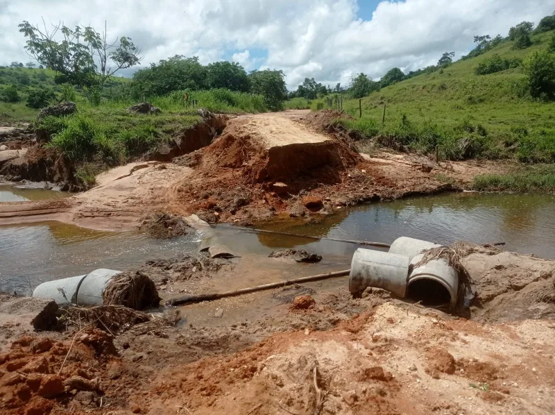 Prefeitura de Medeiros Neto inicia reconstrução de ponte carregada pelas águas após fortes chuvas que liga à Umburatiba 