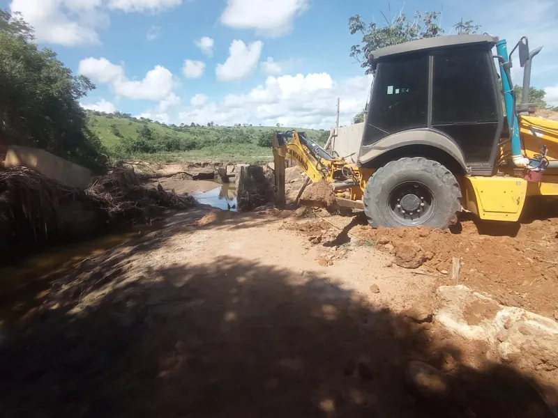 Prefeitura de Medeiros Neto inicia reconstrução de ponte carregada pelas águas após fortes chuvas que liga à Umburatiba 