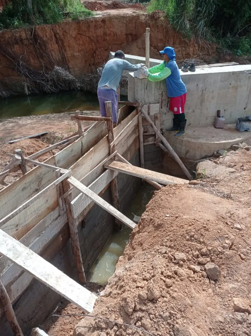 Prefeitura de Medeiros Neto inicia reconstrução de ponte carregada pelas águas após fortes chuvas que liga à Umburatiba 