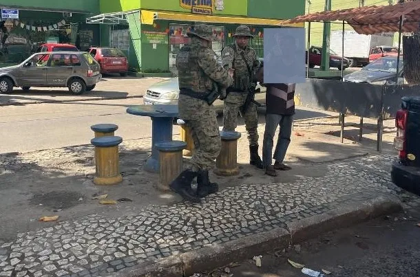 Homem é preso por policiais militares da CIPPA/PS vendendo munições de fuzil na feira livre de Ilhéus 
