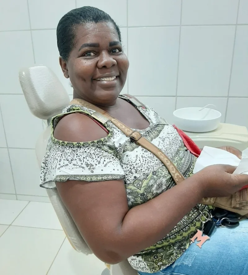 Prefeitura de Medeiros Neto entrega próteses dentárias à população, na Campanha Medeiros Sorridente