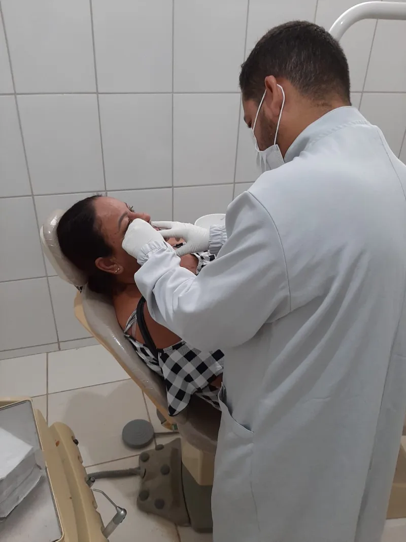 Prefeitura de Medeiros Neto entrega próteses dentárias à população, na Campanha Medeiros Sorridente