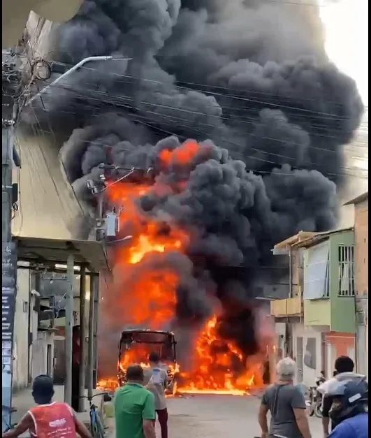 Ônibus coletivo é destruído pelo fogo em Porto Seguro