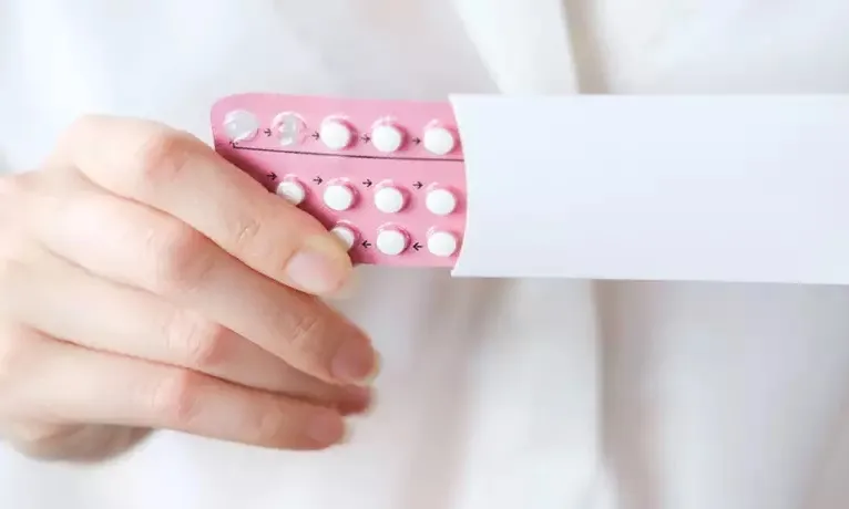 Menstruação atrasou durante a pausa do anticoncepcional? Saiba o que pode ser  
