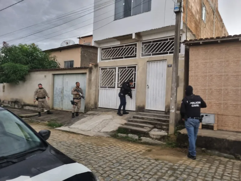 Polícia Civil com apoio da PETO/43ª CIPM e CATTI/Extremo Sul - Teixeira de Freitas cumpre mandados de busca e apreensão em diversos bairros de Itamaraju