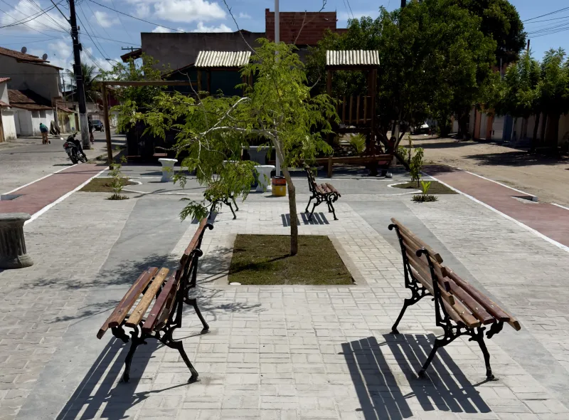 Área abandonada no bairro Beija-Flor foi transformada em praça na cidade de Alcobaça 