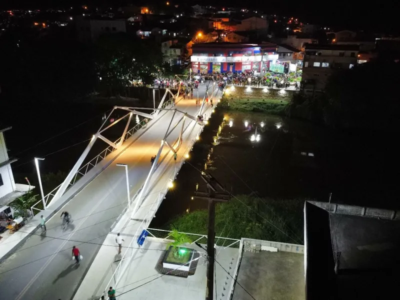 Novo cartão-postal: Prefeitura de  Medeiros Neto inaugura praças, deck e ponte no Centro da cidade