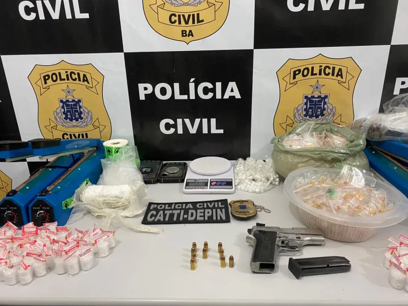 Polícia Civil apreende grande quantidade de drogas e arma de fogo no bairro Bonadiman . As drogas seriam vendidas em Posto da Mata