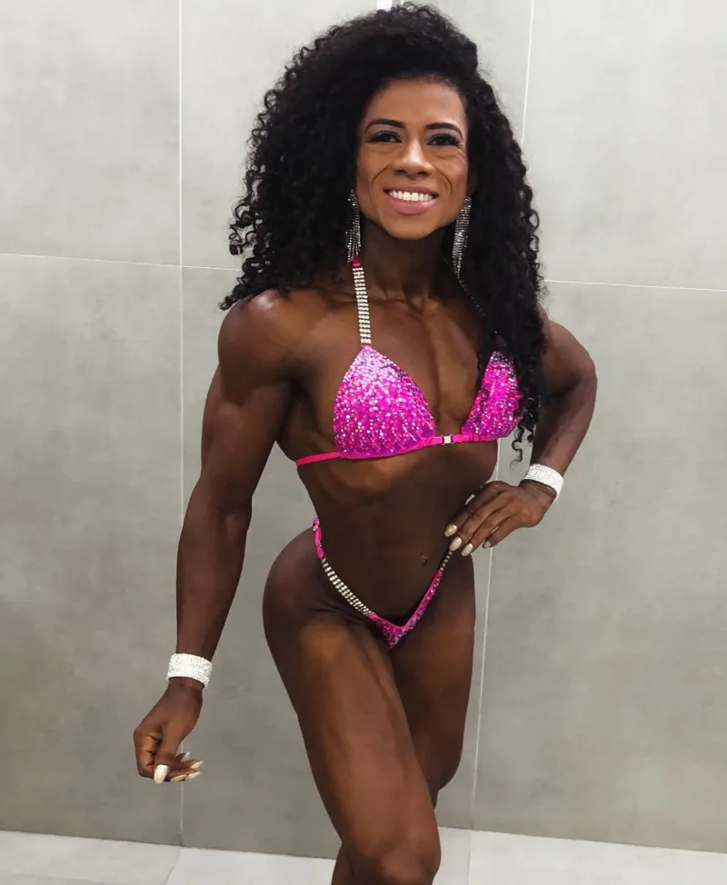 Teixeirense Katrine Souza Brilha no Overall Wellness do Bahia Muscle Show em Salvador