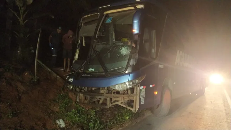 Ônibus da Águia Branca cai em valeta da BR 101 em Teixeira de Freitas e por pouco não causa uma tragédia