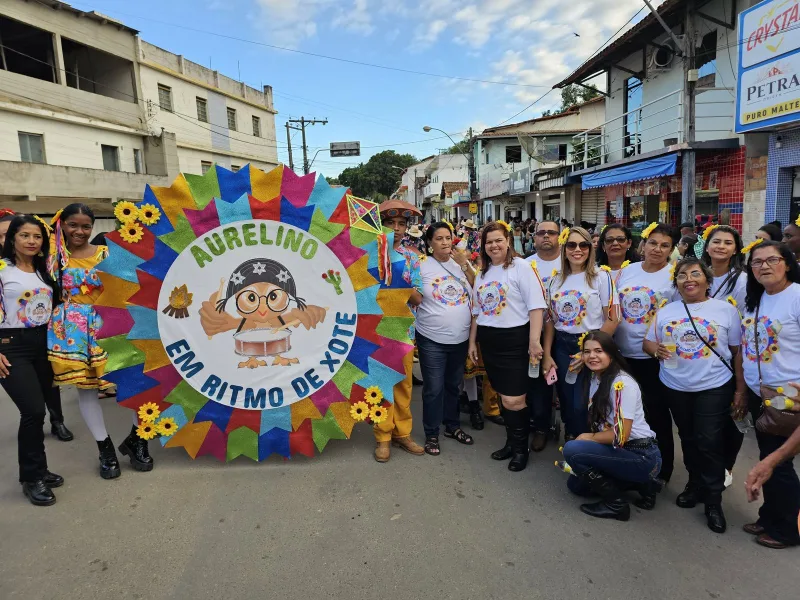 Prefeitura de Medeiros Neto abre 36º Arraiá do Água Fria com desfile junino das escolas municipais