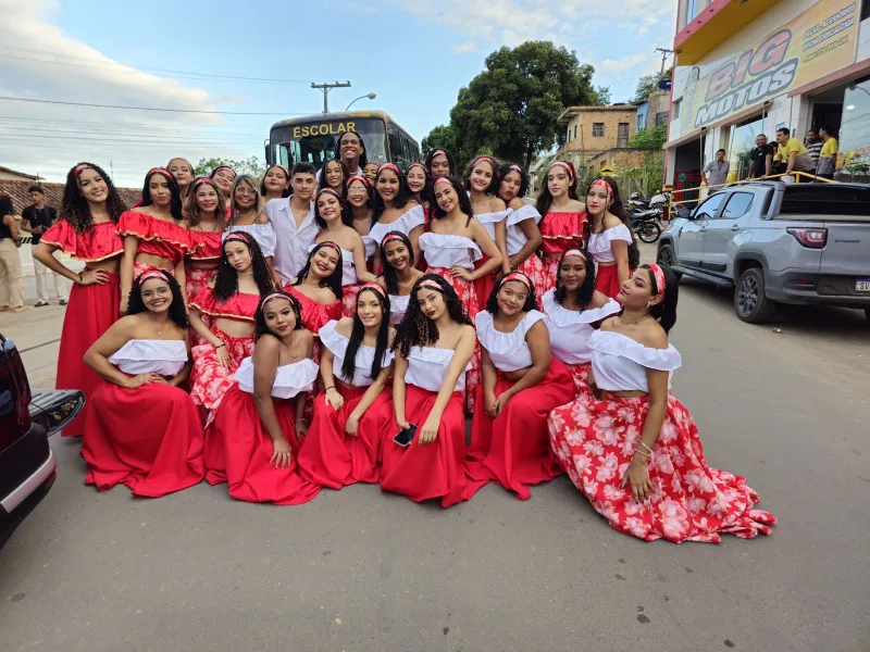 Prefeitura de Medeiros Neto abre 36º Arraiá do Água Fria com desfile junino das escolas municipais