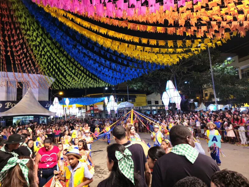 Prefeitura de Medeiros Neto abre 36º Arraiá do Água Fria com desfile junino das escolas municipais