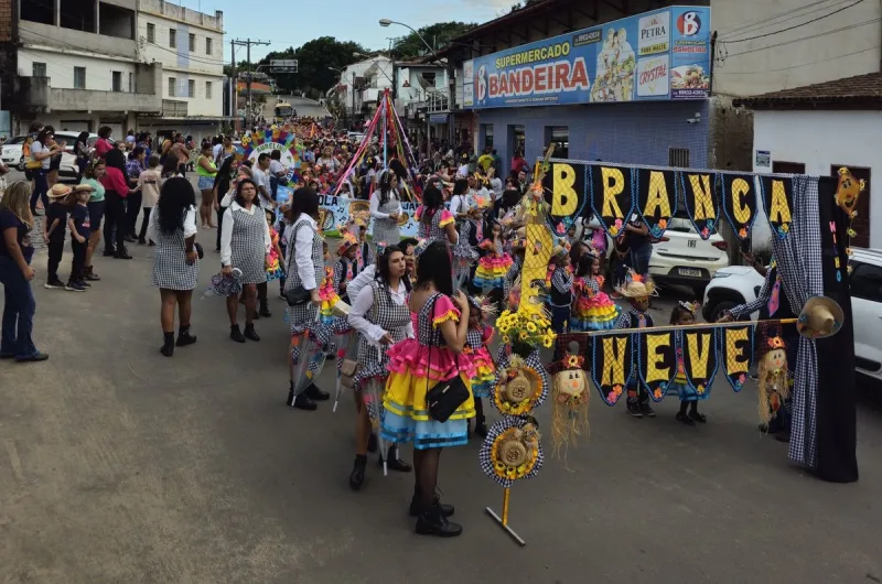 Prefeitura de Medeiros Neto abre 36º Arraiá do Água Fria com desfile junino das escolas municipais