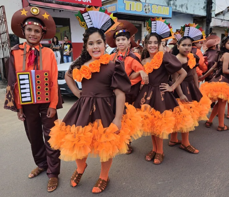 Prefeitura de Medeiros Neto abre 36º Arraiá do Água Fria com desfile junino das escolas municipais