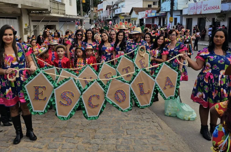 Prefeitura de Medeiros Neto abre 36º Arraiá do Água Fria com desfile junino das escolas municipais