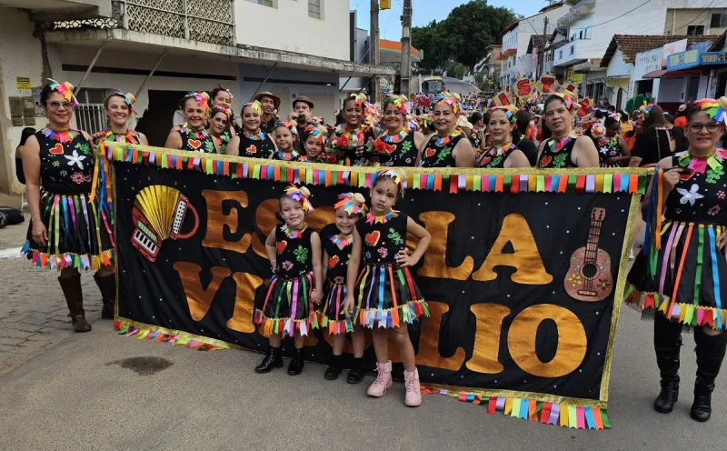 Prefeitura de Medeiros Neto abre 36º Arraiá do Água Fria com desfile junino das escolas municipais