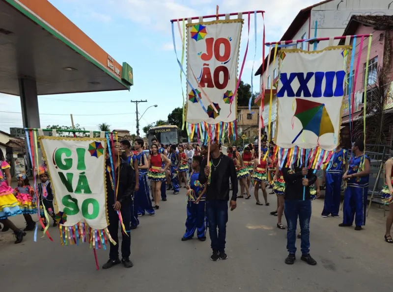 Prefeitura de Medeiros Neto abre 36º Arraiá do Água Fria com desfile junino das escolas municipais