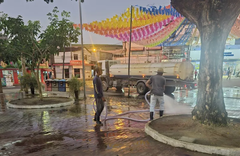 Prefeitura de Medeiros Neto reforça mutirão de limpeza no centro após festejos juninos do Arraiá do Água Fria