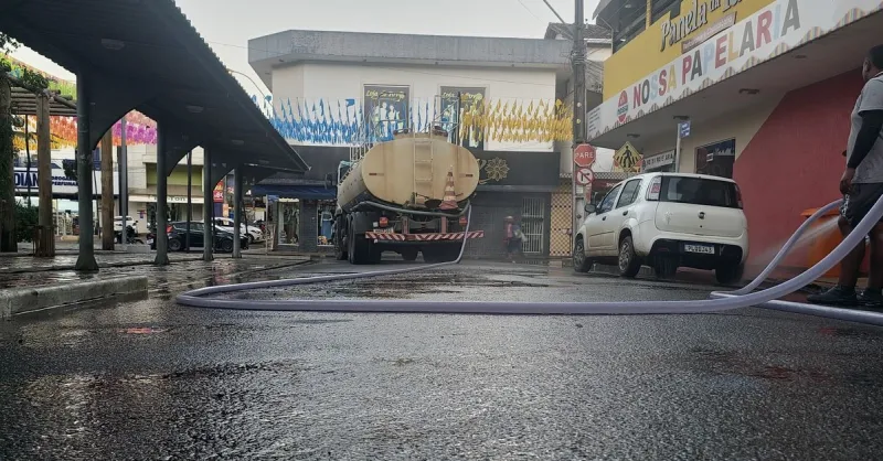 Prefeitura de Medeiros Neto reforça mutirão de limpeza no centro após festejos juninos do Arraiá do Água Fria