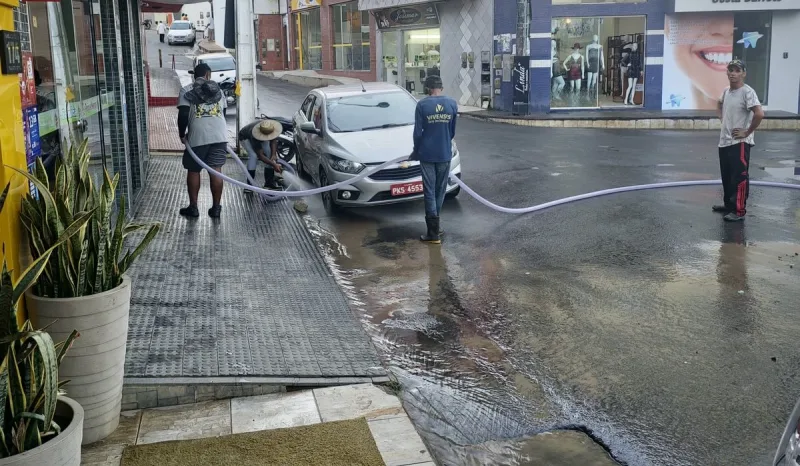 Prefeitura de Medeiros Neto reforça mutirão de limpeza no centro após festejos juninos do Arraiá do Água Fria