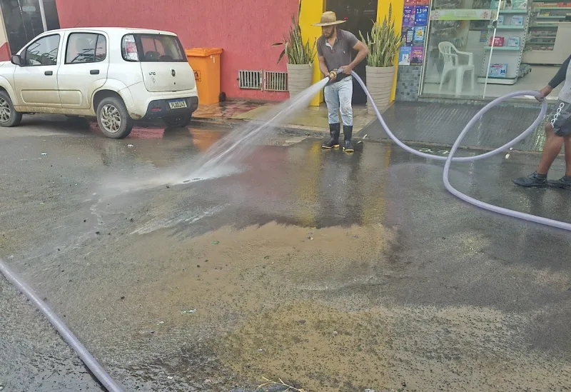 Prefeitura de Medeiros Neto reforça mutirão de limpeza no centro após festejos juninos do Arraiá do Água Fria