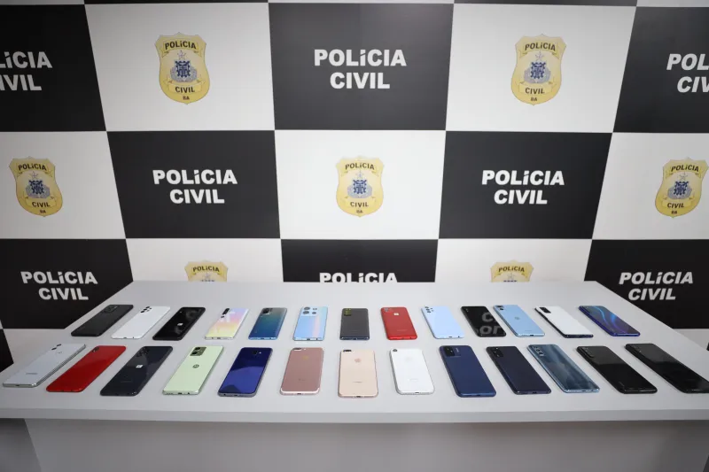 Polícia Civil devolve aos proprietários 23 celulares roubados em ônibus na capital