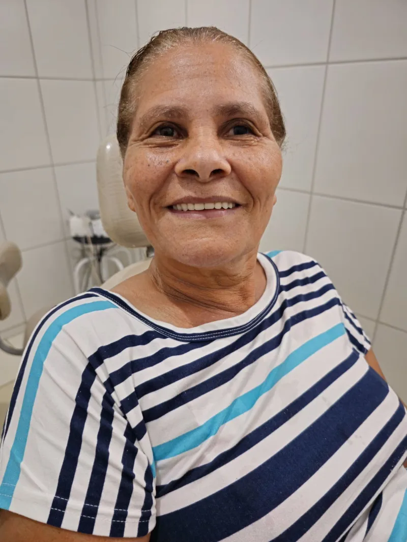 Prefeitura de Medeiros Neto entrega próteses dentárias à população, na Campanha Medeiros Sorridente