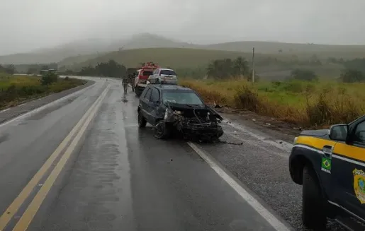 Duas pessoas morrem e outras duas ficam feridas após carros baterem de frente em Itagimirim