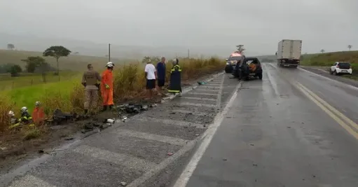 Duas pessoas morrem e outras duas ficam feridas após carros baterem de frente em Itagimirim