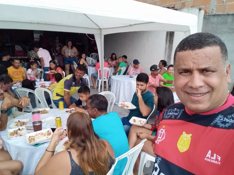 Professor Cristiano recebe amigos em celebração ao seu aniversário