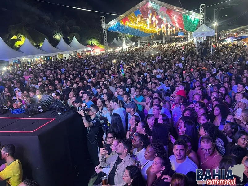 Prado encerra o São João com multidão em festa ao som da banda Calcinha Preta