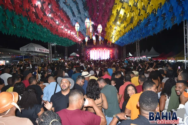 Prado encerra o São João com multidão em festa ao som da banda Calcinha Preta