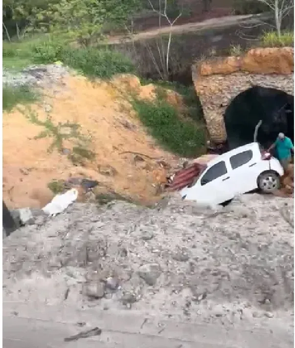 Cratera na BR-418 pode causar mortes, alerta morador de Juerana/Caravelas