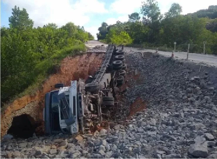 Cratera na BR-418 pode causar mortes, alerta morador de Juerana/Caravelas